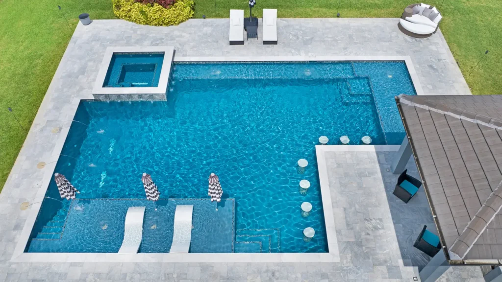A modern home in Melbourne, FL with a luxury swimming pool